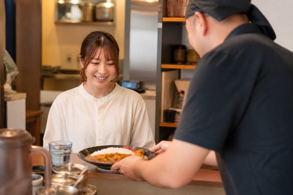 Lotus Market Kitchenの看板スパイスカレーを提供するシーン