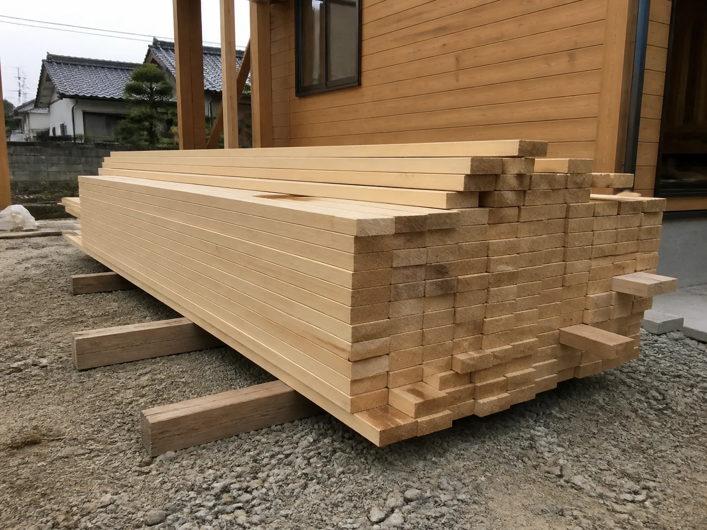 2×4材が積み上げられた資材置き場