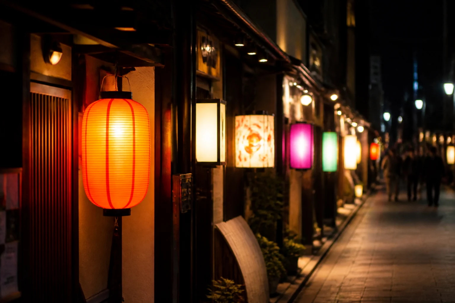 夜の通り沿いに並ぶ看板照明群