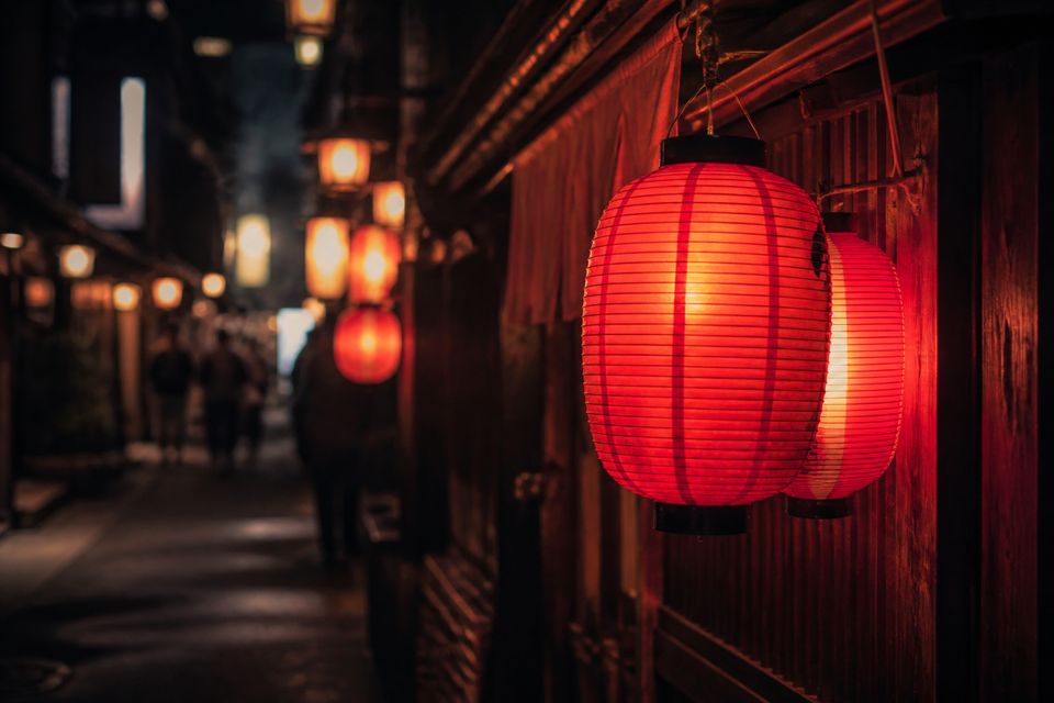居酒屋 月影・赤提灯が灯る路地の外観
