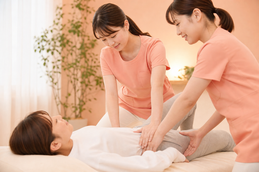 スタッフ2名による骨盤調整の様子