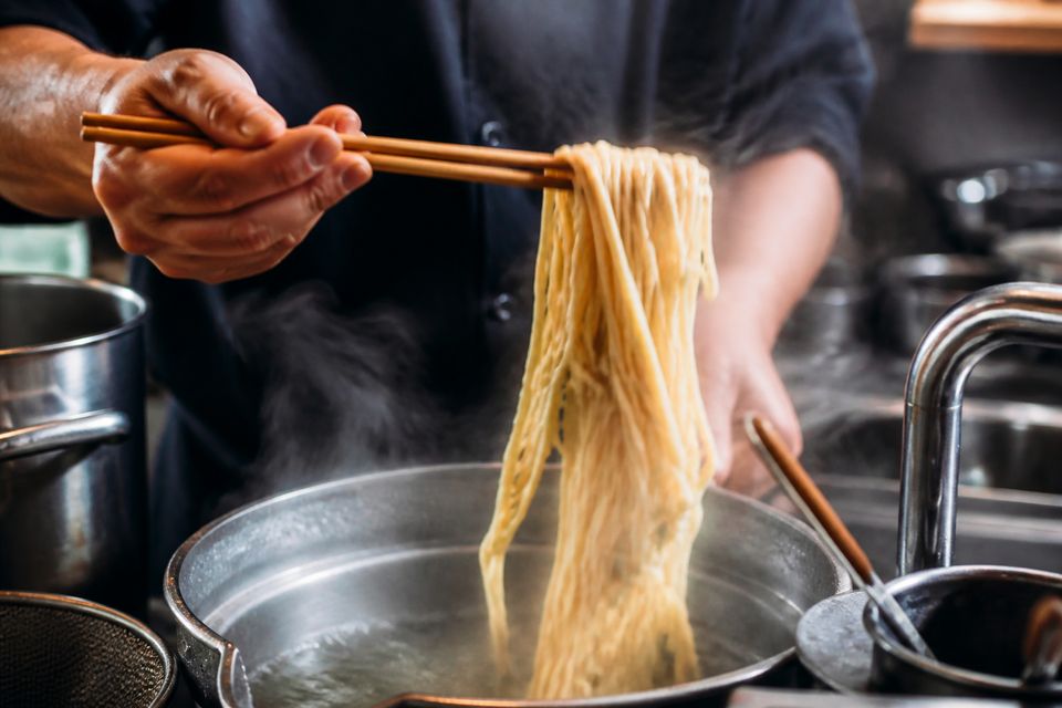 麺を湯切りする手元