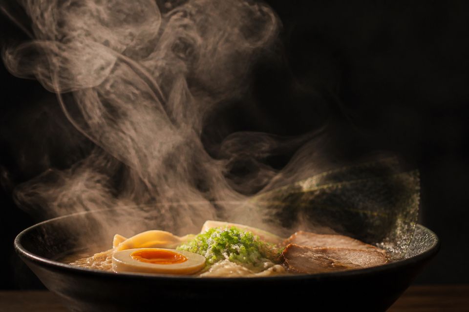 麺屋 灯・湯気立つラーメン