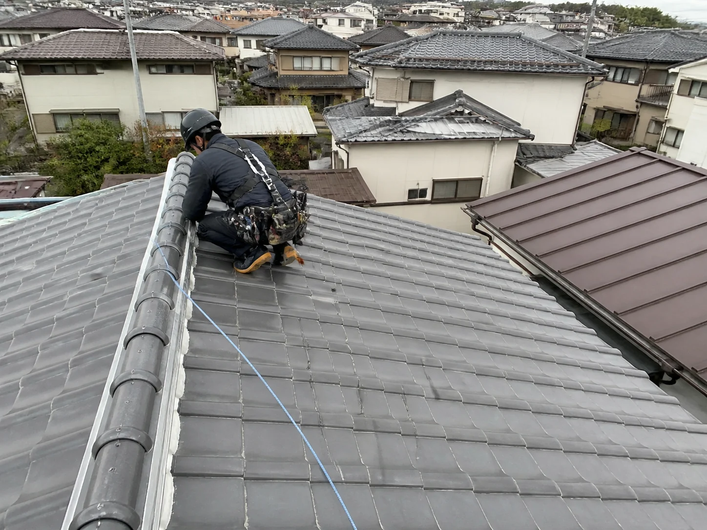 屋根110番ルーフガード、ドローン視点で見た屋根の俯瞰写真