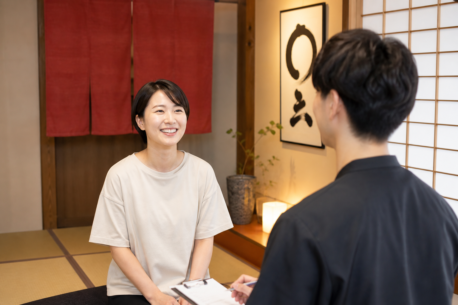 施術後、笑顔でスタッフと話すお客様