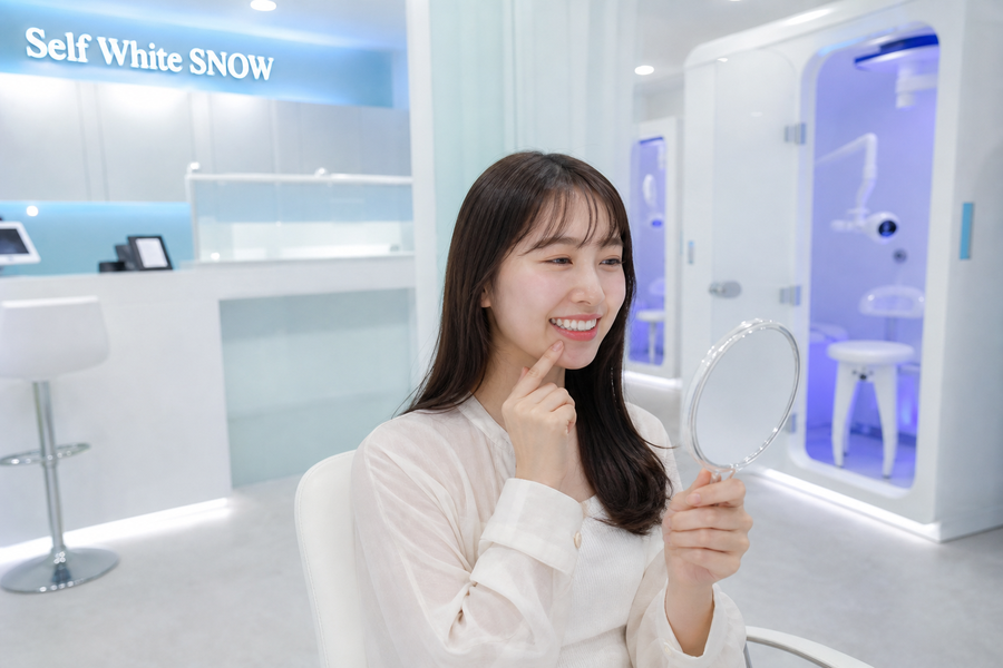 Self White SNOWで仕上がりを鏡でチェックする笑顔