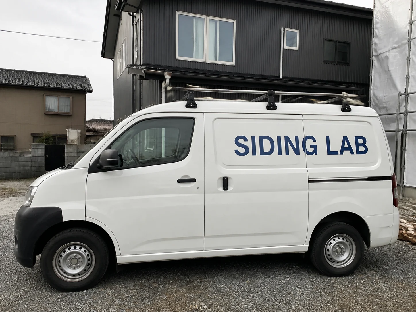 SIDING LABの作業車と現場看板