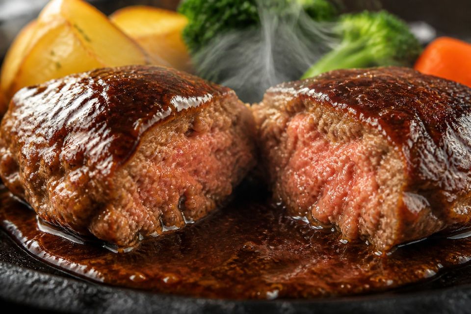 STEAK EMBERSのハンバーグステーキ、断面から肉汁があふれる様子