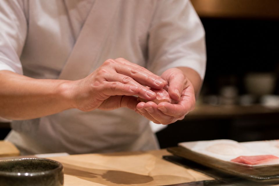 職人が握る手元アップ