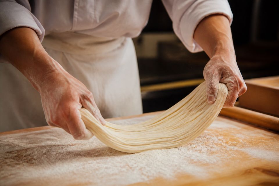 麺を手で伸ばす様子