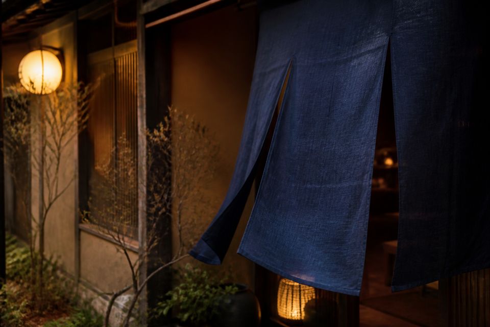 和食 旬・藍の暖簾がかかる入口