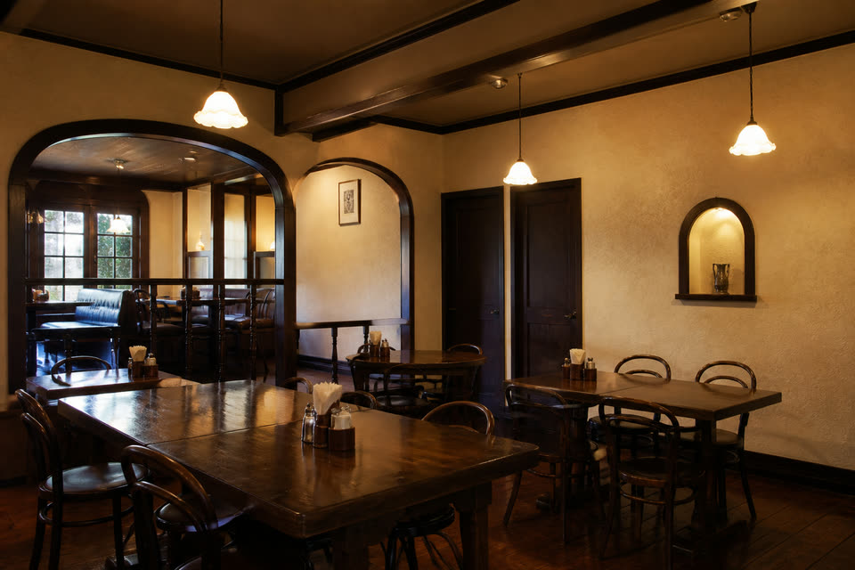 洋食 黎明の店内、木の扉とアーチ